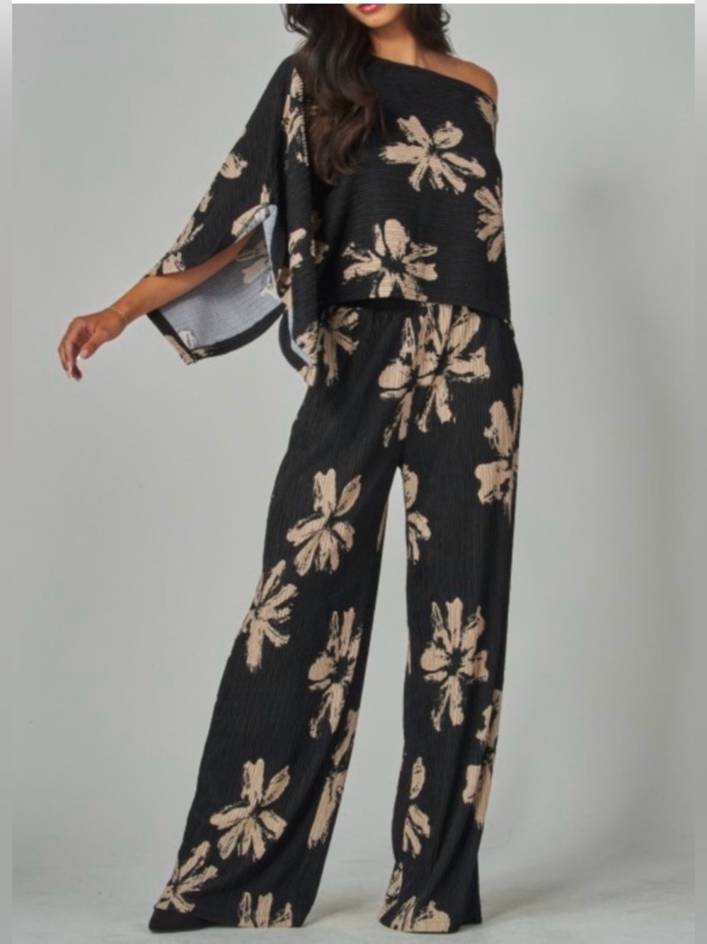 LOVE POEM LOS ANGELES CRINKLE PLISSE MOTIF CAPE KIMONO BLACK DAISY ENSEMBLE